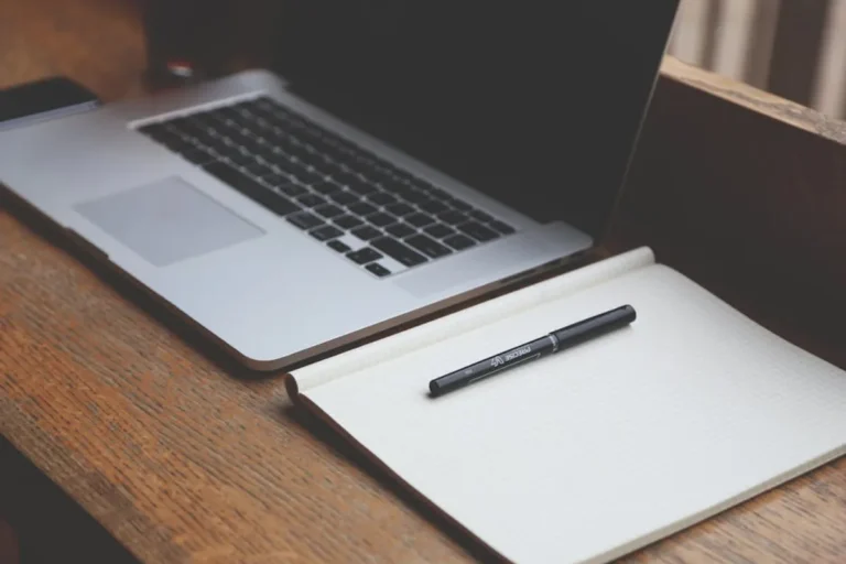AI Writing Assistants vs Traditional Apps: Key Differences